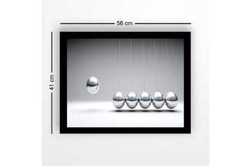 Inramad Canvastavla i trä - 41x56 cm - Dynamisk komposition med hängande metallkulor i rörelse - Silver / Grå - Inredning - Tavlor & posters - Canvastavla