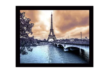Inramad Canvastavla i trä - 41x56 cm - Eiffeltornet omgiven av en dramatisk himmel och en spegelblanka flod - Blå / Orange / Grå - Inredning - Tavlor & posters - Canvastavla