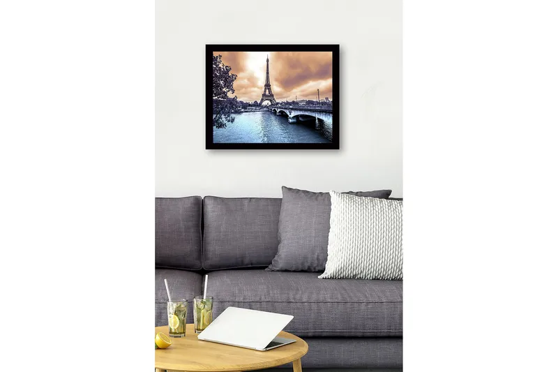 Inramad Canvastavla i trä - 41x56 cm - Eiffeltornet omgiven av en dramatisk himmel och en spegelblanka flod - Blå / Orange / Grå - Inredning - Tavlor & posters - Canvastavla