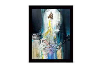 Inramad Canvastavla i trä - 41x56 cm - Elegant kvinna i en gul klänning som rör sig genom en drömlik miljö - Gul / Blå / Svart - Inredning - Tavlor & posters - Canvastavla