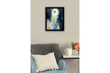 Inramad Canvastavla i trä - 41x56 cm - Elegant kvinna i en gul klänning som rör sig genom en drömlik miljö - Gul / Blå / Svart - Inredning - Tavlor & posters - Canvastavla