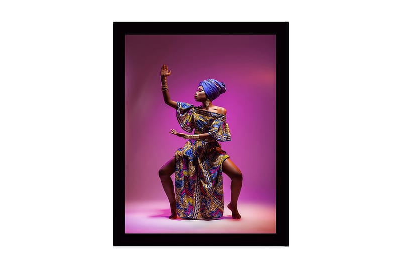Inramad Canvastavla i trä - 41x56 cm - Elegant kvinna i färgglad traditionell klädsel med en kraftfull pose - Lila / Blå / Guld - Inredning - Tavlor & posters - Canvastavla