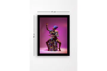 Inramad Canvastavla i trä - 41x56 cm - Elegant kvinna i färgglad traditionell klädsel med en kraftfull pose - Lila / Blå / Guld - Inredning - Tavlor & posters - Canvastavla