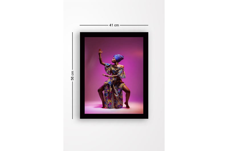 Inramad Canvastavla i trä - 41x56 cm - Elegant kvinna i färgglad traditionell klädsel med en kraftfull pose - Lila / Blå / Guld - Inredning - Tavlor & posters - Canvastavla