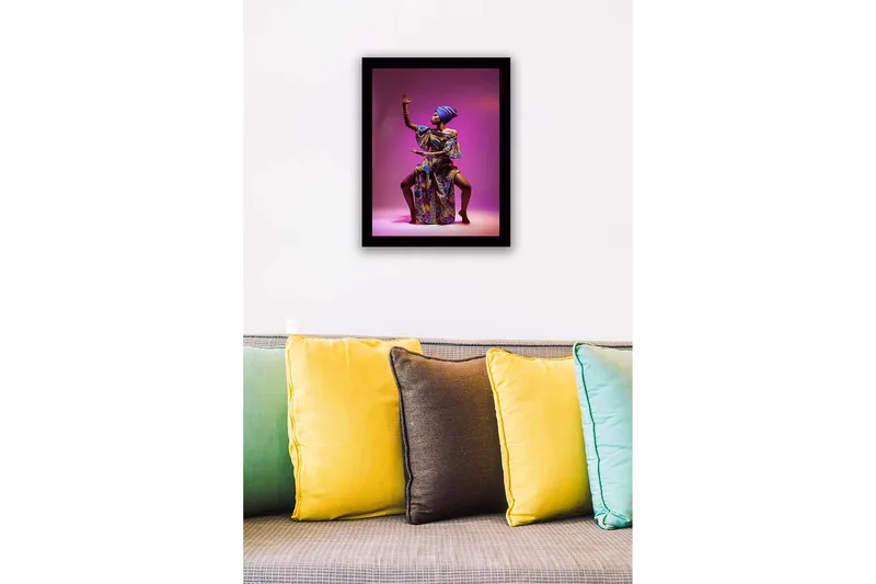 Inramad Canvastavla i trä - 41x56 cm - Elegant kvinna i färgglad traditionell klädsel med en kraftfull pose - Lila / Blå / Guld - Inredning - Tavlor & posters - Canvastavla