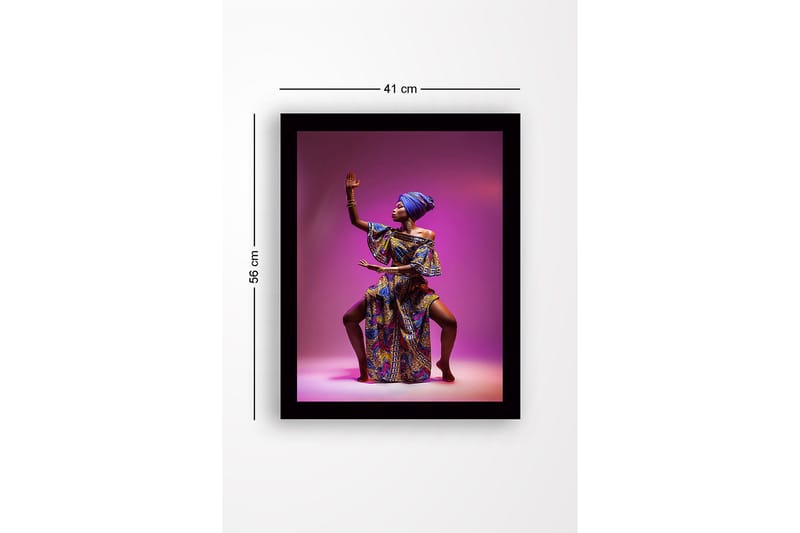 Inramad Canvastavla i trä - 41x56 cm - Elegant kvinna i färgglad traditionell klädsel med en kraftfull pose - Lila / Blå / Guld - Inredning - Tavlor & posters - Canvastavla