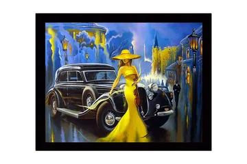 Inramad Canvastavla i trä - 41x56 cm - Elegant kvinna i gul klänning med fiol framför en klassisk bil i en stadsmiljö - Gul / Svart / Blå - Inredning - Tavlor & posters - Canvastavla