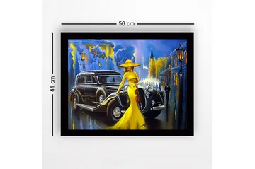 Inramad Canvastavla i trä - 41x56 cm - Elegant kvinna i gul klänning med fiol framför en klassisk bil i en stadsmiljö - Gul / Svart / Blå - Inredning - Tavlor & posters - Canvastavla