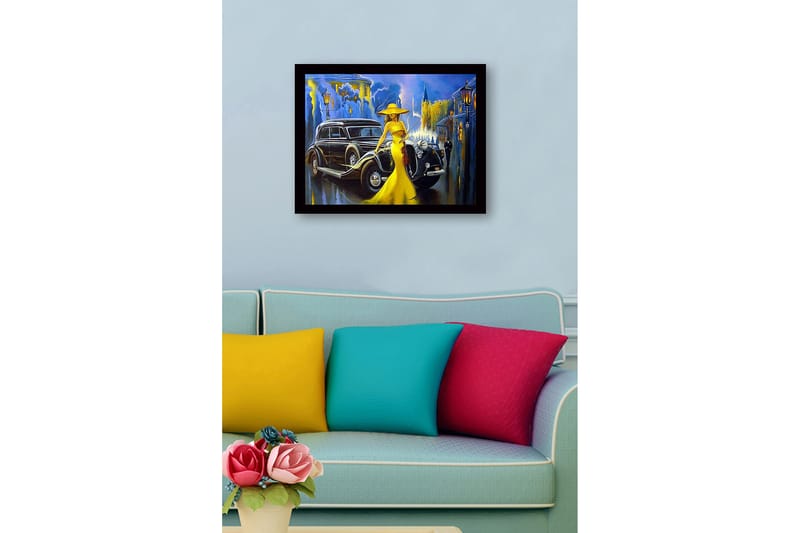 Inramad Canvastavla i trä - 41x56 cm - Elegant kvinna i gul klänning med fiol framför en klassisk bil i en stadsmiljö - Gul / Svart / Blå - Inredning - Tavlor & posters - Canvastavla