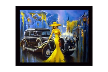 Inramad Canvastavla i trä - 41x56 cm - Elegant kvinna i gul klänning med fiol framför en klassisk bil i en stadsmiljö - Gul / Svart / Blå - Inredning - Tavlor & posters - Canvastavla