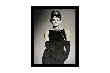 Inramad Canvastavla i trä - 41x56 cm - Elegant kvinna i svart klänning med pärlhalsband och handskar - Svart / Vit / Grå - Inredning - Tavlor & posters - Canvastavla