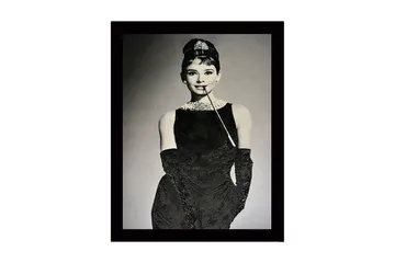 Inramad Canvastavla i trä - 41x56 cm - Elegant kvinna i svart klänning med pärlhalsband och handskar - Svart / Vit / Grå - Inredning - Tavlor & posters - Canvastavla