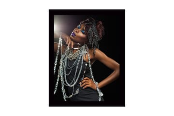 Inramad Canvastavla i trä - 41x56 cm - Elegant kvinna med glittrande smycken och dramatisk makeup - Svart / Silver / Lila - Inredning - Tavlor & posters - Canvastavla