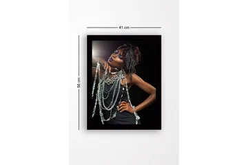 Inramad Canvastavla i trä - 41x56 cm - Elegant kvinna med glittrande smycken och dramatisk makeup - Svart / Silver / Lila - Inredning - Tavlor & posters - Canvastavla