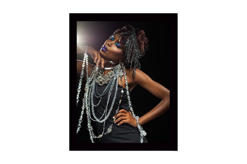 Inramad Canvastavla i trä - 41x56 cm - Elegant kvinna med glittrande smycken och dramatisk makeup, Svart / Silver / Lila