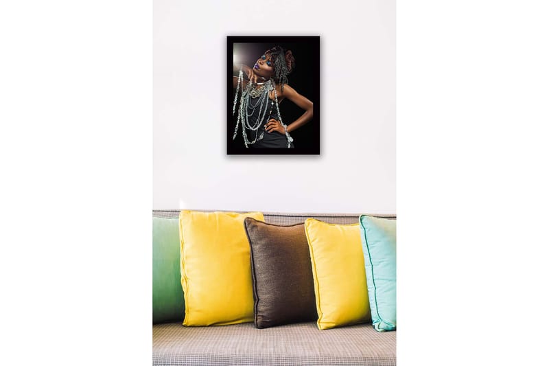 Inramad Canvastavla i trä - 41x56 cm - Elegant kvinna med glittrande smycken och dramatisk makeup - Svart / Silver / Lila - Inredning - Tavlor & posters - Canvastavla