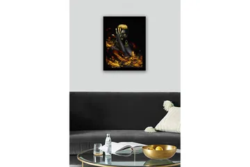 Inramad Canvastavla i trä - 41x56 cm - Elegant kvinna med guldiga detaljer och svart bakgrund - Svart / Guld - Inredning - Tavlor & posters - Canvastavla
