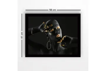 Inramad Canvastavla i trä - 41x56 cm - Elegant porträtt av en kvinna med svart kroppsmålning och guldiga detaljer - Svart / Guld - Inredning - Tavlor & posters - Canvastavla