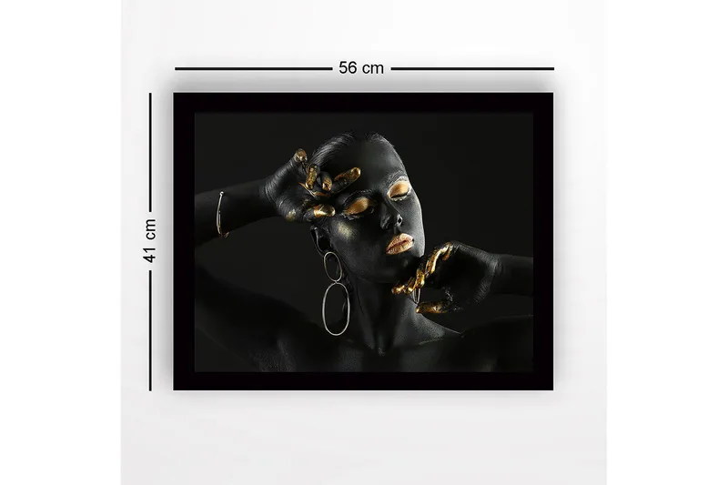 Inramad Canvastavla i trä - 41x56 cm - Elegant porträtt av en kvinna med svart kroppsmålning och guldiga detaljer - Svart / Guld - Inredning - Tavlor & posters - Canvastavla