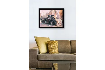 Inramad Canvastavla i trä - 41x56 cm - Eleganta kvinna i vit klänning sittande på en klassisk bil - Svart / Beige / Ljusrosa - Inredning - Tavlor & posters - Canvastavla