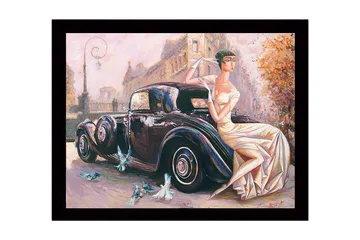 Inramad Canvastavla i trä - 41x56 cm - Eleganta kvinna i vit klänning sittande på en klassisk bil - Svart / Beige / Ljusrosa - Inredning - Tavlor & posters - Canvastavla