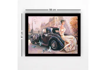 Inramad Canvastavla i trä - 41x56 cm - Eleganta kvinna i vit klänning sittande på en klassisk bil - Svart / Beige / Ljusrosa - Inredning - Tavlor & posters - Canvastavla