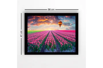 Inramad Canvastavla i trä - 41x56 cm - Fält av färgglada tulpaner under en ballong i solnedgången - Rosa / Grön / Orange - Inredning - Tavlor & posters - Canvastavla
