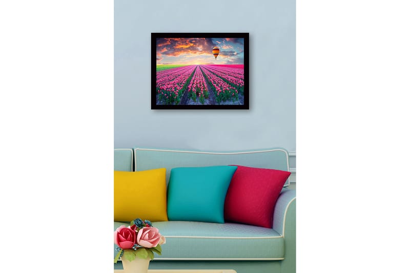Inramad Canvastavla i trä - 41x56 cm - Fält av färgglada tulpaner under en ballong i solnedgången - Rosa / Grön / Orange - Inredning - Tavlor & posters - Canvastavla
