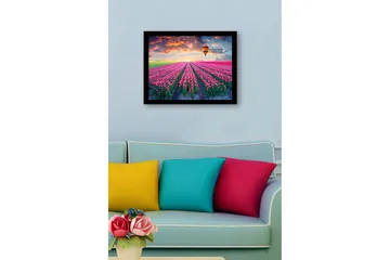 Inramad Canvastavla i trä - 41x56 cm - Fält av färgglada tulpaner under en ballong i solnedgången - Rosa / Grön / Orange - Inredning - Tavlor & posters - Canvastavla
