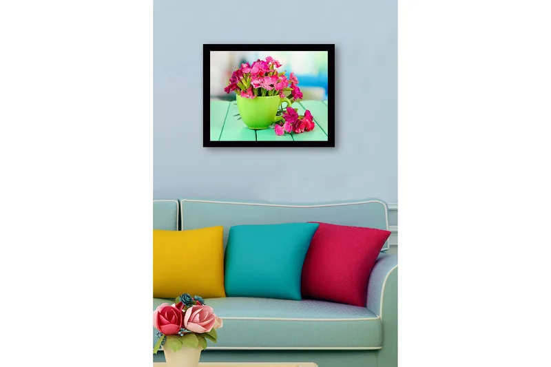 Inramad Canvastavla i trä - 41x56 cm - Färgglad bukett av blommor i en grön kopp - Grön / Rosa - Inredning - Tavlor & posters - Canvastavla