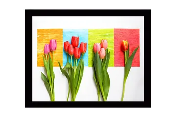 Inramad Canvastavla i trä - 41x56 cm - Färgglad bukett av tulpaner mot en livlig bakgrund - Röd / Rosa / Grön - Inredning - Tavlor & posters - Canvastavla