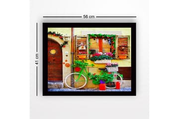 Inramad Canvastavla i trä - 41x56 cm - Färgglad cykel med blommor och dekorationer vid en charmig dörr - Grön / Röd / Rosa - Inredning - Tavlor & posters - Canvastavla