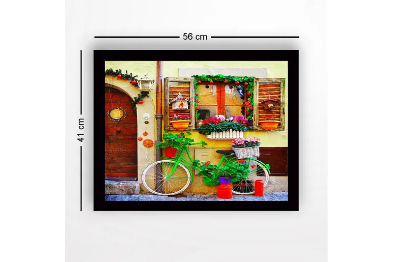 Inramad Canvastavla i trä - 41x56 cm - Färgglad cykel med blommor och dekorationer vid en charmig dörr - Grön / Röd / Rosa - Inredning - Tavlor & posters - Canvastavla