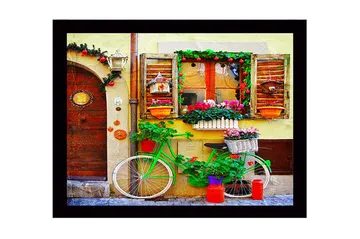 Inramad Canvastavla i trä - 41x56 cm - Färgglad cykel med blommor och dekorationer vid en charmig dörr - Grön / Röd / Rosa - Inredning - Tavlor & posters - Canvastavla