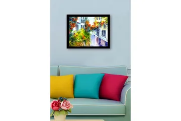 Inramad Canvastavla i trä - 41x56 cm - Färgglad gata med blommande växter och husfasader - Grön / Röd / Gul - Inredning - Tavlor & posters - Canvastavla