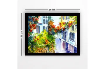 Inramad Canvastavla i trä - 41x56 cm - Färgglad gata med blommande växter och husfasader - Grön / Röd / Gul - Inredning - Tavlor & posters - Canvastavla