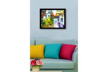 Inramad Canvastavla i trä - 41x56 cm - Färgglad gata med blommande växter och husfasader - Grön / Röd / Gul - Inredning - Tavlor & posters - Canvastavla