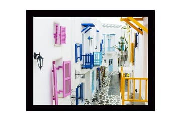 Inramad Canvastavla i trä - 41x56 cm - Färgglad gata med vita hus och färgglada fönsterluckor - Rosa / Blå / Gul - Inredning - Tavlor & posters - Canvastavla