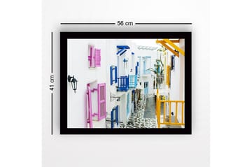 Inramad Canvastavla i trä - 41x56 cm - Färgglad gata med vita hus och färgglada fönsterluckor - Rosa / Blå / Gul - Inredning - Tavlor & posters - Canvastavla