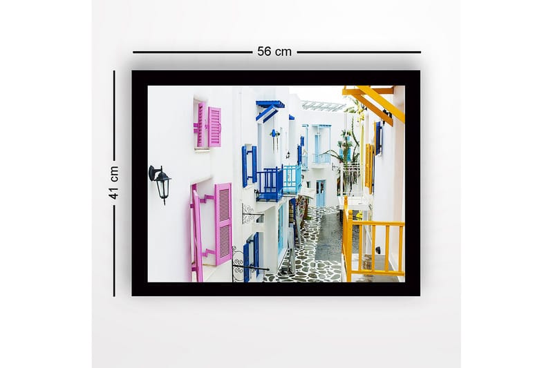 Inramad Canvastavla i trä - 41x56 cm - Färgglad gata med vita hus och färgglada fönsterluckor - Rosa / Blå / Gul - Inredning - Tavlor & posters - Canvastavla