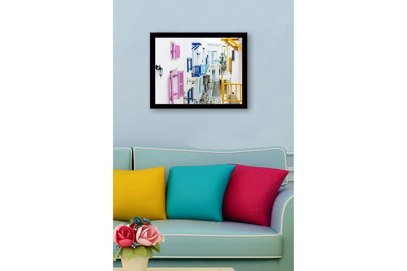 Inramad Canvastavla i trä - 41x56 cm - Färgglad gata med vita hus och färgglada fönsterluckor - Rosa / Blå / Gul - Inredning - Tavlor & posters - Canvastavla