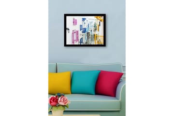 Inramad Canvastavla i trä - 41x56 cm - Färgglad gata med vita hus och färgglada fönsterluckor - Rosa / Blå / Gul - Inredning - Tavlor & posters - Canvastavla