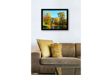 Inramad Canvastavla i trä - 41x56 cm - Färgglad höstskog vid en spegelblanka sjö - Guldorange / Grön / Blå - Inredning - Tavlor & posters - Canvastavla