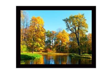 Inramad Canvastavla i trä - 41x56 cm - Färgglad höstskog vid en spegelblanka sjö - Guldorange / Grön / Blå - Inredning - Tavlor & posters - Canvastavla
