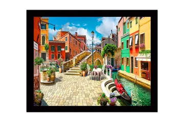 Inramad Canvastavla i trä - 41x56 cm - Färgglad kanal med pittoreska hus och blomsterarrangemang - Röd / Grön / Blå - Inredning - Tavlor & posters - Canvastavla