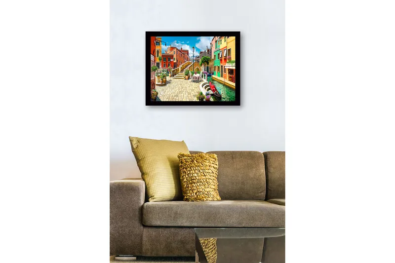 Inramad Canvastavla i trä - 41x56 cm - Färgglad kanal med pittoreska hus och blomsterarrangemang - Röd / Grön / Blå - Inredning - Tavlor & posters - Canvastavla