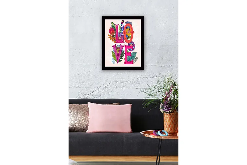Inramad Canvastavla i trä - 41x56 cm - Färgglad komposition med ordet LOVE omgiven av blommor och bladverk - Rosa / Grön / Orange - Inredning - Tavlor & posters - Canvastavla