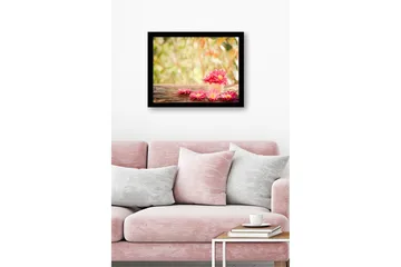 Inramad Canvastavla i trä - 41x56 cm - Färgglad korg med blommor - Rosa / Gult / Grönt - Inredning - Tavlor & posters - Canvastavla