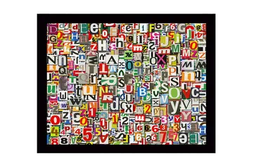 Inramad Canvastavla i trä - 41x56 cm - Färgglad samling av bokstäver och siffror - Röd / Grön / Gul - Inredning - Tavlor & posters - Canvastavla