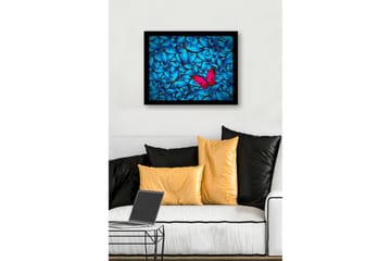 Inramad Canvastavla i trä - 41x56 cm - Färgglad samling av fjärilar med en framträdande rosa fjäril - Blå / Rosa - Inredning - Tavlor & posters - Canvastavla